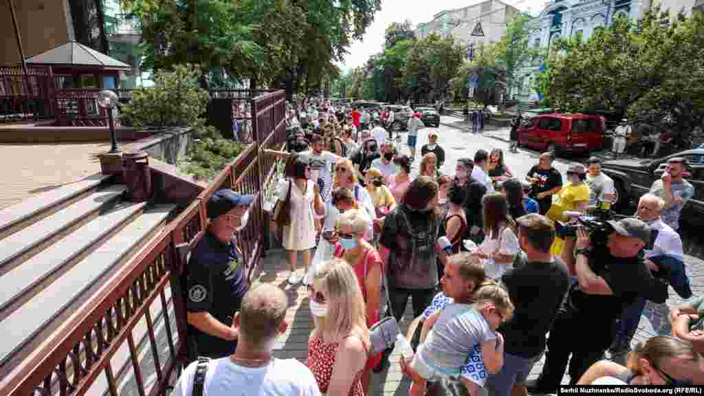 Не меньше людей перед посольством Беларуси в Киеве, километровая очередь стоит и перед посольством в Москве 