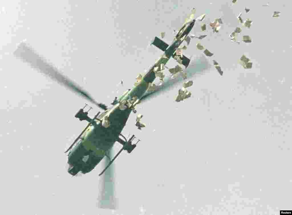 Iz vojnog helikoptera bacaju letke na kojima je zahtev da demonstranti odmah napuste Tjenanmen 22. maja