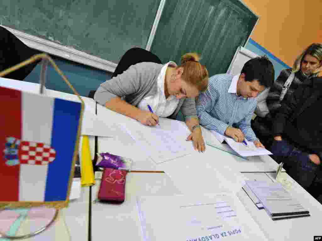 Bosanski Hrvati u redu za glasanje, Sarajevo, 4. prosinac 2011.
