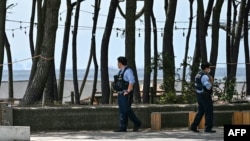 Echipe de poliție patrulează pe coasta Japoniei, după ce au avertizat cetățenii să părăsească zonele expuse la posibile valuri tsunami. Prefectura Chiba. 30 iulie 2025.