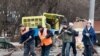 Мигранты из Центральной Азии убирают улицы Москвы. 