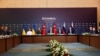 Ministrul turc de Externe Hakan Fidan (centru) a prezidat a treia rundă de discuții de pace între Ucraina și Rusia. 23 iulie 2025.