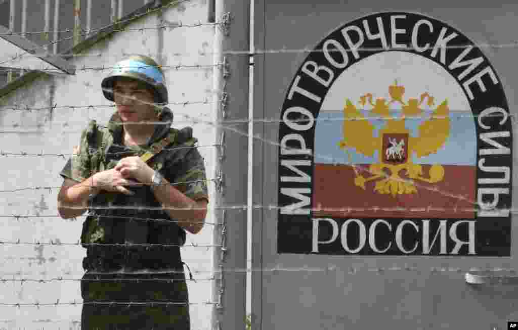 Ruski mirovnjak čuva kontrolni punkt na rijeci Inguri u Abhaziji, 14. avgusta 2008. U drugom otcjepljenoj regiji Gruzije, Abhaziji, ruski mirovnjaci bili su smješteni od 1994. godine kako bi zaustavili vojne sukobe i etničko čišćenje započete 1992. godine, zajedno s nenaoružanim posmatračima UN-a. Ova snaga sporadično se borila s lokalnim gruzijskim militantima, kao i militantima iz susjednog Sjevernog Kavkaza. Kako su u avgustu 2008. godine izbile borbe u Južnoj Osetiji, ruske i abhaške snage napale su gruzijske trupe u klisuri Kodori, a zatim se povukle u Gruziju.