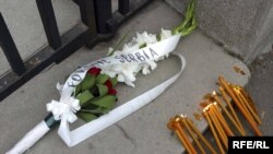 Cveće i sveće za ubijenog Brisa Tatona, fotografija iz arhive