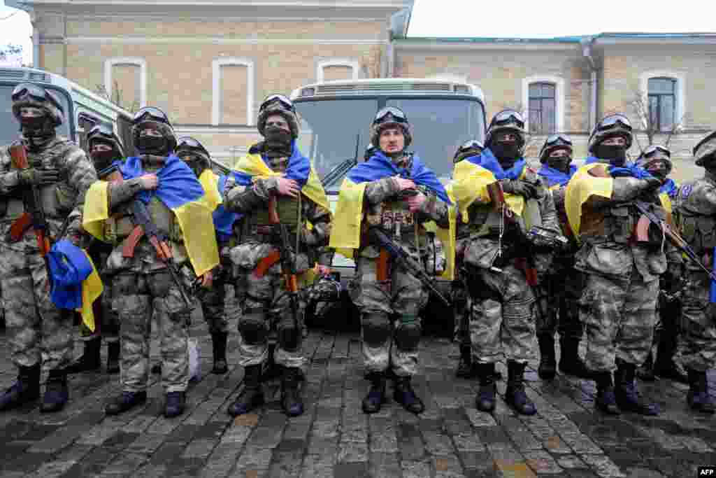 Бійці харківської роти міліції особливого призначення «Східний корпус» перед відправкою до зони АТО, Харків, 30 січня 2014 року