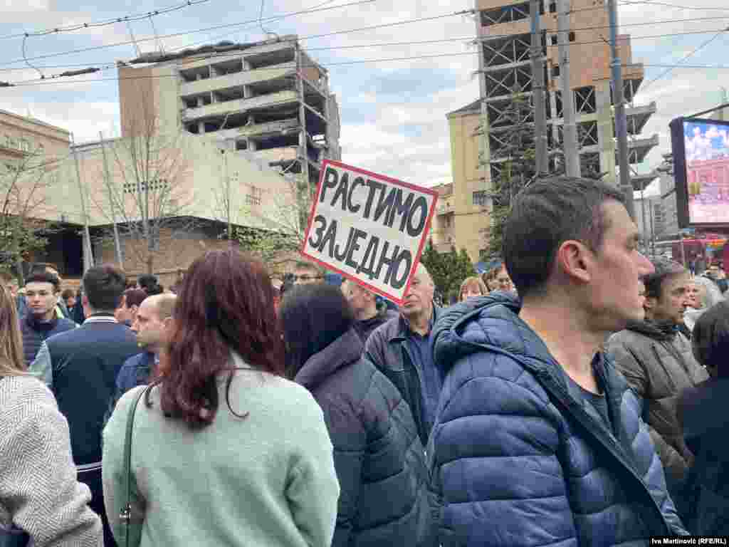 Sa protesta je zatraženo usvajanje Zakona o roditelju negovatelju koji bi omogućio mesečne naknade, uz radni staž i osiguranje, Beograd, 2. april 2025.