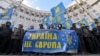 Киевдеги өкмөт үйүнүн алдына чыккандар Украина менен Европаны кызматташууга чакырууда. 2-декабрь,2013-жыл.