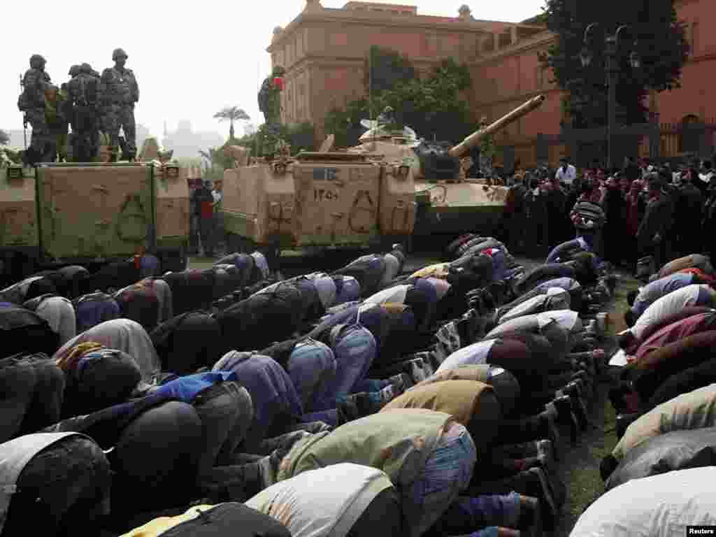 Protestçiler namaz okaýarlar, Kair, 29-njy ýanwar.