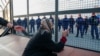 Muškarac u toku protesta kojim se traži otvaranje sigurnog prolaza za izbeglice i migrante na granici Srbije i Mađarske, Kelebija, februar 2020. 