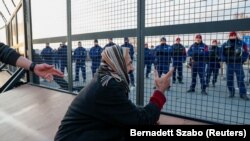 Protest migranata i izbeglica na granici Srbije sa Mađarskom