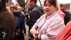 Охочі отримати російський паспорт змушені стояти у величезних чергах