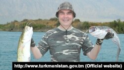 G.Berdimuhamedow tutan balyklary bilen surata düşdi. TDH-nyň suraty