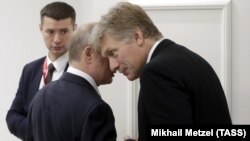 Владимир Путин и его пресс-секретарь Дмитрий Песков на саммите G20 в Осаке, июнь 2019 года