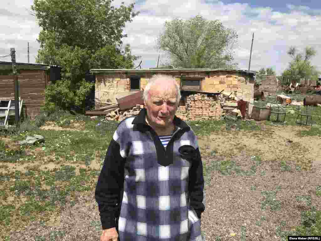 82-летний житель Старого Жайрема Борис Лаврентьев говорит, что у него "букет заболеваний", но считает, что жить в чистом регионе он уже не сможет сможет. - Я знаю, что несколько людей из нашего поселка переехали в другое место, где более экологически чисто, и умерли там почти сразу. Даже сами врачи не советуют резко менять место проживания, потому что, прожив много лет в загрязненном месте, тяжело адаптироваться в другом, - говорит Борис Лаврентьев. 