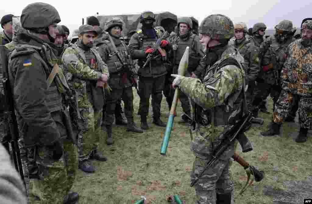 Бійці добровольчого батальйону «Донбас» під час військового тренінгу неподалік Маріуполя, 1 квітня 2015 року