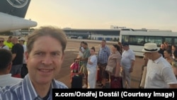 Ondřej Dostál, așteptând să plece la București după ce n-a fost lăsat să meargă la conferința de la Chișinău.
