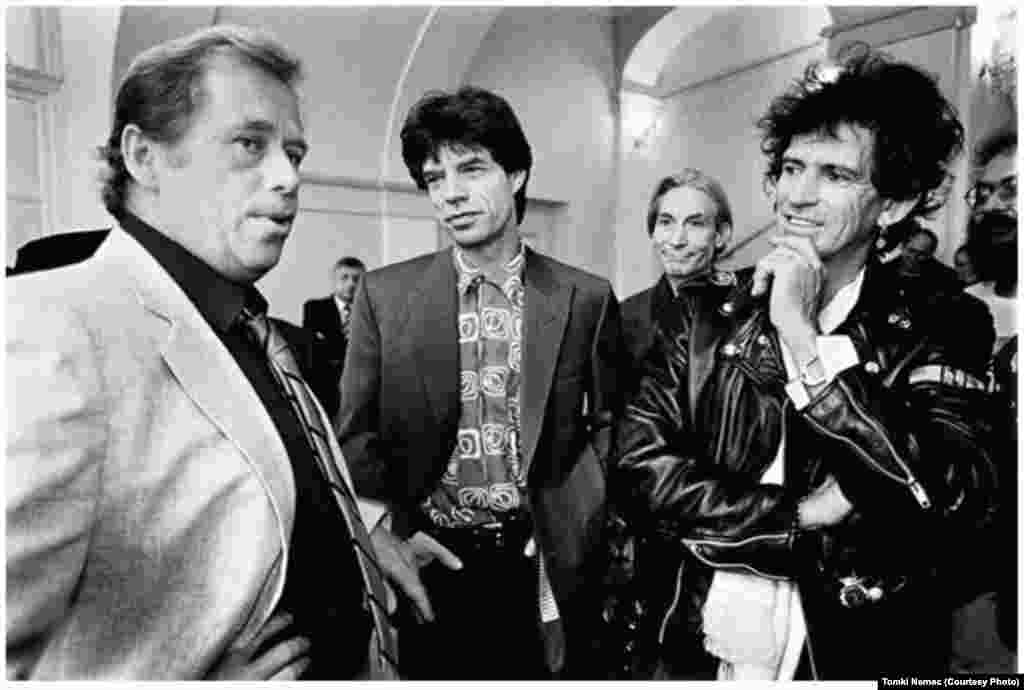 ჰაველი როკ-მუსიკის დიდი მოყვარული იყო. 1990 წლის 18 აგვისტოს გადაღებულ ამ ფოტოზე ის ესაუბრება ანსამბლ "როლინგ სტოუნზის" წევრებს - ვოკალისტ მიკ ჯაგერს, მედოლე ჩარლი უოტსსა და გიტარისტ კით რიჩარდსს (მარცხნიდან მარჯვნივ). იმ დღეს "როლინგ სტოუნზმა" პირველი კონცერტი გამართა პოსტკომუნისტურ ჩეხოსლოვაკიაში.