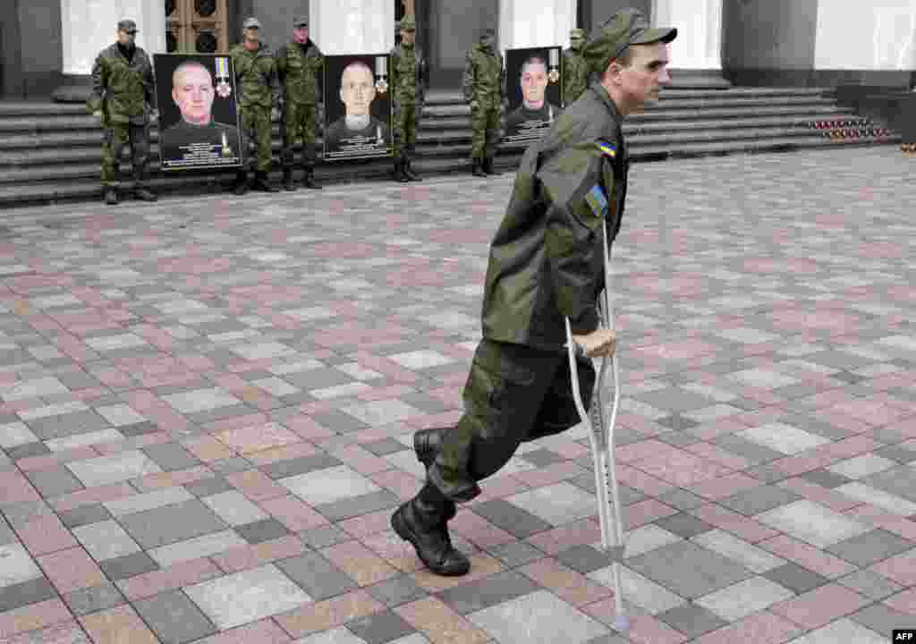 Вшанування пам’яті трьох бійців Національної гвардії, які загинули в результаті сутичок 31 серпня біля будівлі Верховної Ради України. Київ, 9 вересня 2015 року 