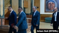Poslanici Srpske liste, uključujući predsednika Zlatana Eleka, kreću na konstitutivnu sednicu Skupštine Kosova, april 2025.