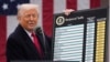 Američki predsjednik Donald Trump prikazuje grafikon s popisom novih carinskih stopa. 