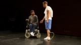 Actorii amatori Alex Tache (Martin) și Arian Notrețu (Albert) în spectacolul „Nicio pastilă magică / No Magic Pill”, la Teatrul Național București.