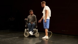 Actorii amatori Alex Tache (Martin) și Arian Notrețu (Albert) în spectacolul „Nicio pastilă magică / No Magic Pill”, la Teatrul Național București.