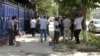 Таджикские дальнобойщики у здания Госслужбы по надзору и регулированию в области транспорта Минтранса Таджикистана
