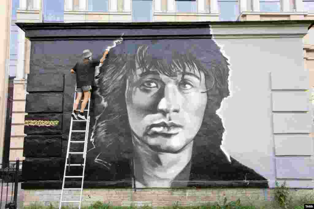 На фото портрет Цоя в центрі Санкт-Петербурга. У 2014 році депутат Державної думи Росії від прокремлівської партії &laquo;Єдина Росія&raquo; Євген Федоров зробив сенсаційну заяву, стверджуючи, що пісні для Цоя писало ЦРУ США, щоб знищити Радянський Союз. Син Цоя подав на Федорова в суд за наклеп на батька