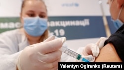 Загалом в Україні проведено понад 30,4 млн щеплень.
