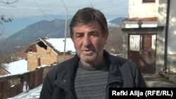 Zlatibor Cvetkovic čuva i hrani tuđe konje u svojoj štali i tako dodatno zarađuje.