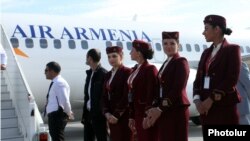 «Էյր Արմենիա»-ի մարդատար ինքնաթիռի առաջին վայրէջքը «Զվարթնոց» օդանավակայում, 23-ը հոկտեմբերի, 2013