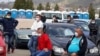 Na graničnom prelazu Maljevac u Velikoj Kladuši, na sjeverozapadu BiH prema Hrvatskoj, 46 građana je nakon što su sate proveli čekajući, prenoćilo u karantinu u Cazinu, jer im nisu izdate karantinske odluke a njihovi dokumenti zadržani su na granici. Zabilježeno 11. aprila 2020.