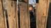Aleksandar, 59-godišnji penzionisani rudar, živi u oronuloj kući u selu Zajcevo, oko 200 metara od isturenog položaja na kom su bili ukrajinski vojnici. Upitan o mogućnosti da ruske trupe pređu u Zajcevo, on je rekao: "Kako bih mogao da znam za ruske trupe ako nemam ni struju?"