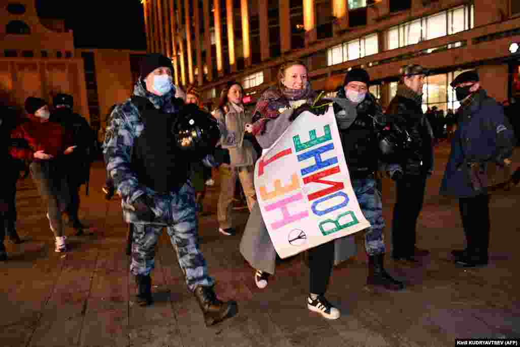 Policajci su uhapsili ženu tokom protesta protiv ruske invazije Ukrajine u Moskvi 24. februara 2022. 