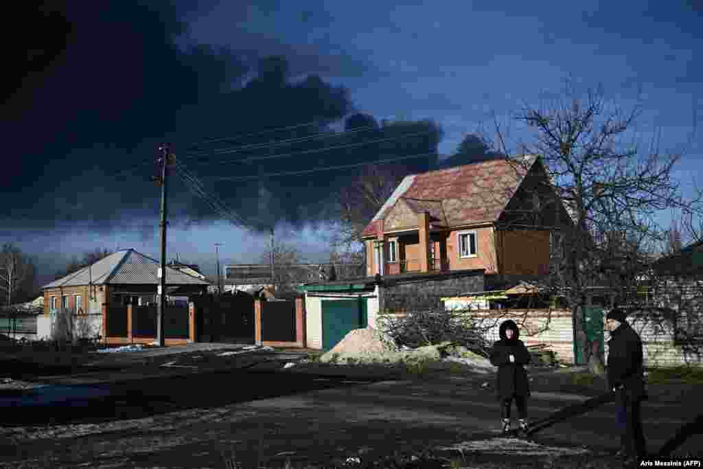 Црн чад се издига од воениот аеродром во Чугуев во близина на Харков на 24 февруари 2022 година