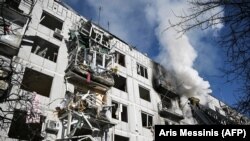 Пожежники ліквідовують пожежу в будівлі після обстрілів РФ міста Чугуїв на Харківщині, Україна, 24 лютого 2022 року. Фото ілюстративне