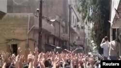 Demonstranti marširaju ulicama u znak protesta zbog ubijenih ljudi, Homs, arhivska fotografija
