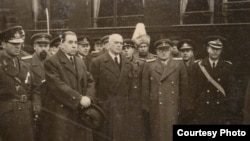 Andrei Vîșinski, Petru Groza și alți militari sovietici și români, întâmpinându-l pe Regele Mihai în gara de la Cluj, 13 martie 1945.