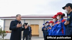 Президент Узбекистана Шавкат Мирзияев (слева) потребовал, чтобы предприятия создавали рабочие места для молодых в рамках амбициозного плана по борьбе с безработицей. 