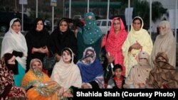 د ارشیف انځور: د تکړه قبایلي خویندو د ادارې لخوا روزل شوې یو شمېر قبایلي مېرمنې 