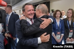 Колишній канцлер Німеччини, голова ради директорів компанії «Північний потік-2», член правління російського «Газпрому» Ґергард Шредер і президент Росії Володимир Путін (праворуч). Москва, 14 червня 2018 року