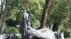 На набережной Сухума в День освобождения города был открыт памятник махаджирам, автором которого стал абхазский художник и скульптор Геннадий Лакоба