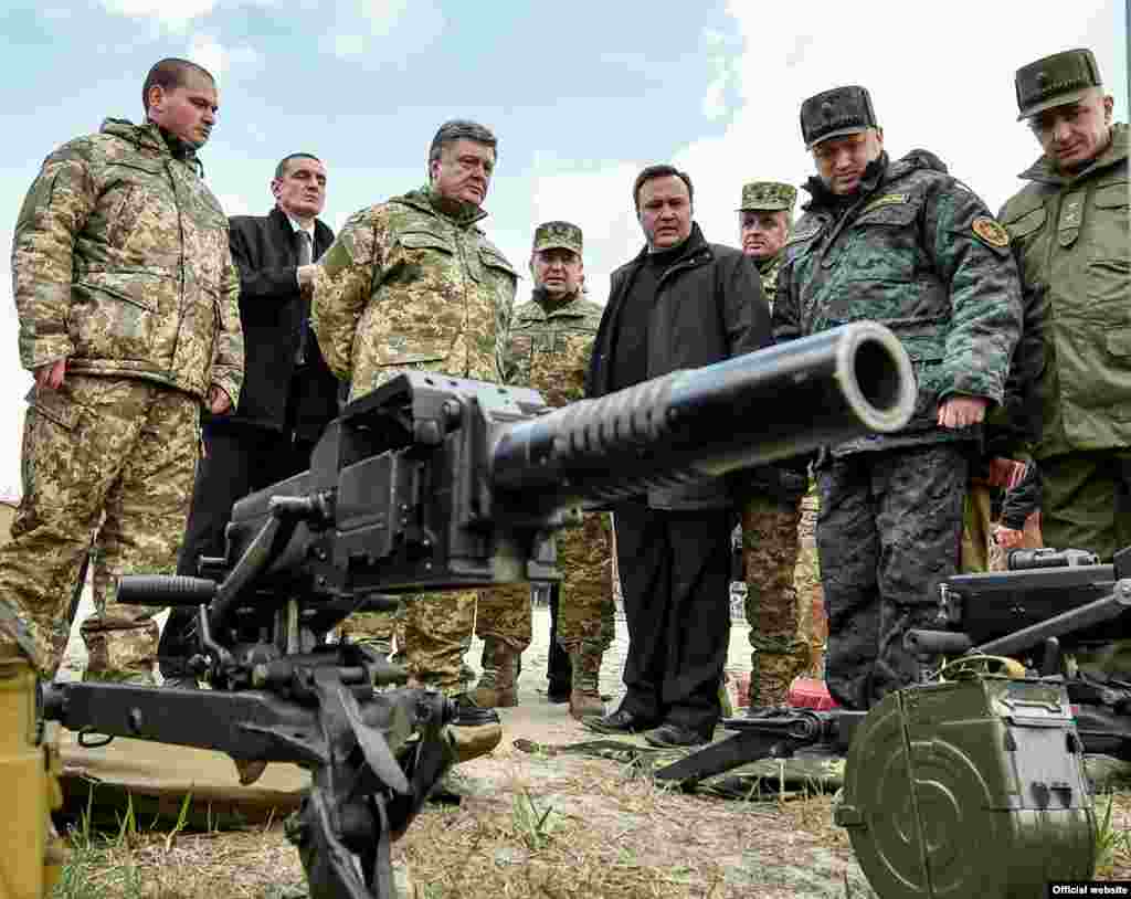 Президент України Петро Порошенко у навчальному центрі Національної гвардії України оглянув зразки новітньої української зброї. Київська область, село Нові Петрівці, 4 квітня 2015 року. Більше фотографій нової зброї ТУТ.