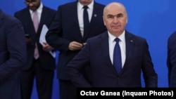 Guvernul Bolojan își va asuma modificarea legislației în privința chiriei plătite de cei care au locuințe la stat. 