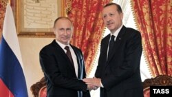 Президент России Владимир Путин (слева) и президент Турции Реджеп Тайип Эрдоган во время встречи в Стамбуле. 3 декабря 2012 года.