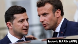 Повідомляється, що президенти України (л) і Франції обговорять ситуацію на Донбасі і концентрацію російських військ на кордоні з Україною ​під час робочого обіду в Єлисейському палаці