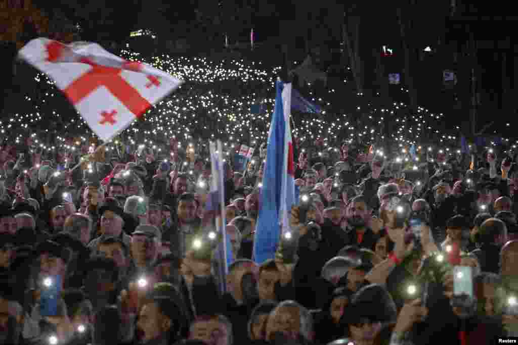 Поддръжници на проруската партия „Грузинска мечта“, заснети по време на последния предизборен митинг преди предстоящите парламентарни избори в Тбилиси, Грузия, 23 октомври 2024 г.
