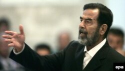 صدام حسین در دادگاهی که برای محاکمه او پس از دستگیری اش تشکیل شده بود.