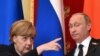 Канцлерка Німеччини Ангела Меркель жестикулює, президент Росії Володимир Путін – реагує. Спільна пресконференція у Кремлі. Москва, Росія, 10 травня 2015 року