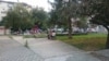 Граѓани ги напуштија домовите по земјотресот во Скопје и седат на булеварот Партизански одреди. 
